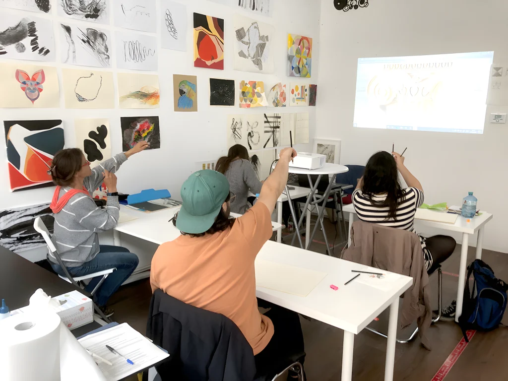 Workshopgruppe im Culture Lab mit erhobenen Händen vor einer Präsentation.