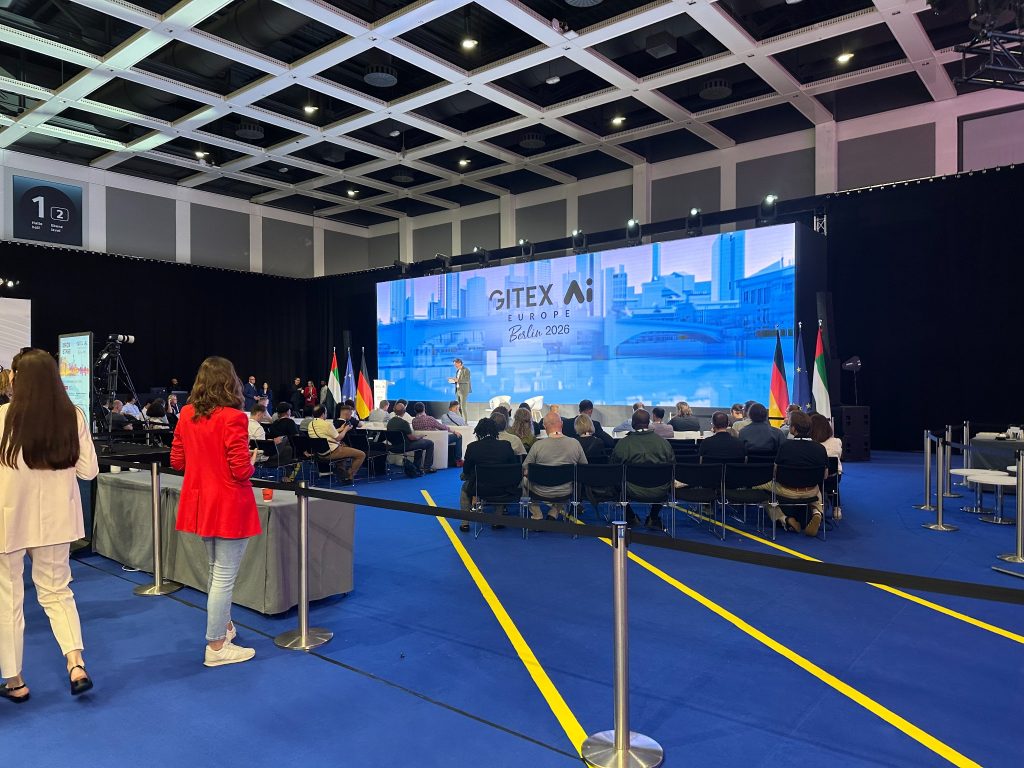 Bühne, Sitzreihen und Publikum bei GITEX AI Europe 2026 in Berlin.
