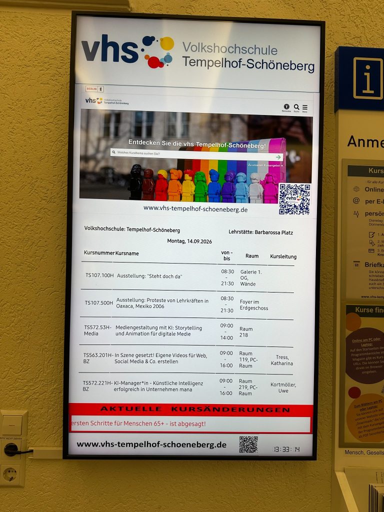 Digitale Hinweistafel der VHS Tempelhof-Schöneberg mit einem Angebot zur Mediengestaltung mit KI.